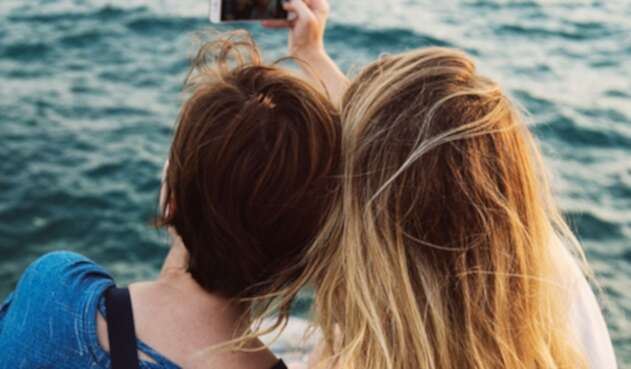 amigas tomándose una selfie amigas tomándose una selfie