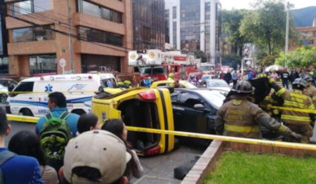 Choque entre taxi y vehículo particular Choque entre taxi y vehículo particular