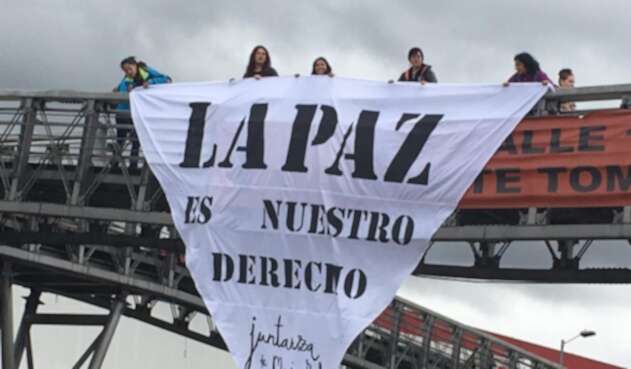 Con esta singular manifestación, las mujeres piden al gobierno y al ELN volver a negociar.