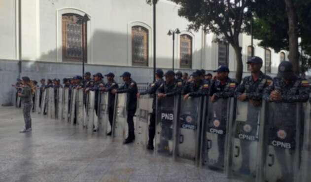 GNB rodea Asamblea venezolana por alerta de bomba