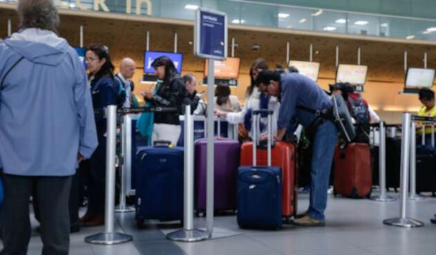 Viajeros en el Aeropuerto El Dorado, en Bogotá