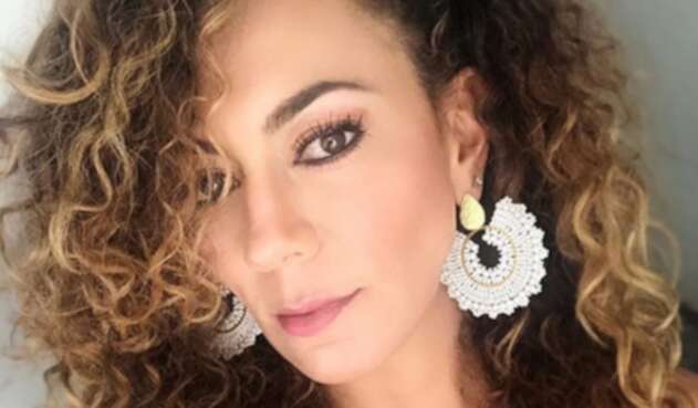 La actriz colombiana dejó ver las sensuales curvas de su cuerpo.