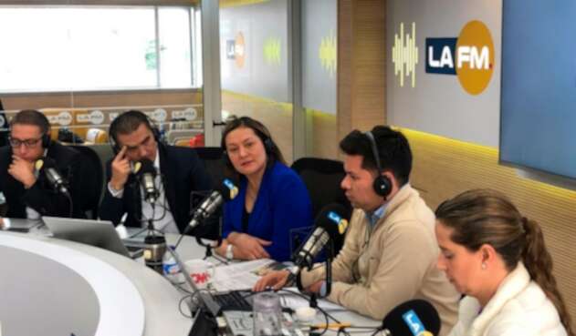 Ángela Garzón (de azul), candidata a la Alcaldía de Bogotá, en la mesa de trabajo de LA FM, en Bogotá