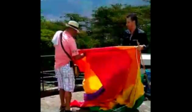 Luis Emilio Arboleda destruyendo la bandera del Orgullo Gay, en el Pueblito Paisa de Medellín