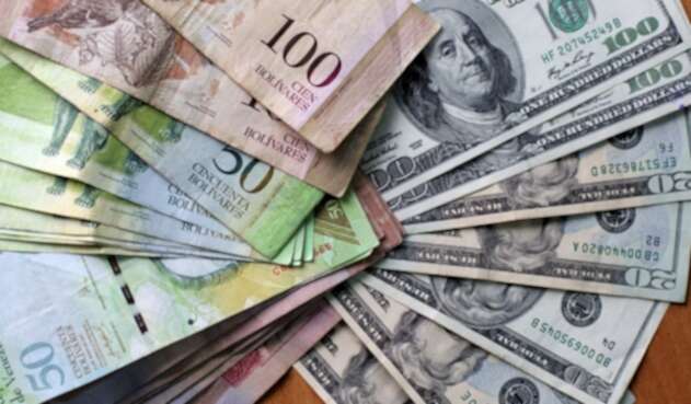 El bolívar está devaluado significativamente frente al dólar. El bolívar está devaluado significativamente frente al dólar.