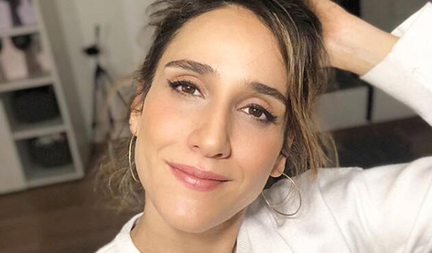 La actriz compartió una fotografía donde luce una sensual lencería negra.