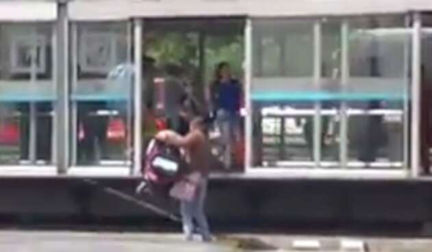 Colada con coche en Transmilenio