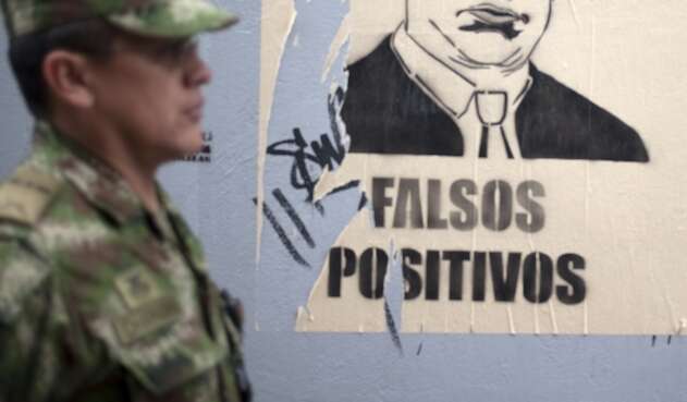 Cartel que advierte de falsos positivos en Colombia.