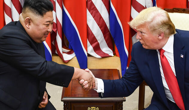 Donald Trump y Kim Jong-un reunidos en la Zona Desmilitarizada (DMZ), que separa las dos Coreas desde el final de la guerra de Corea (1950-53)