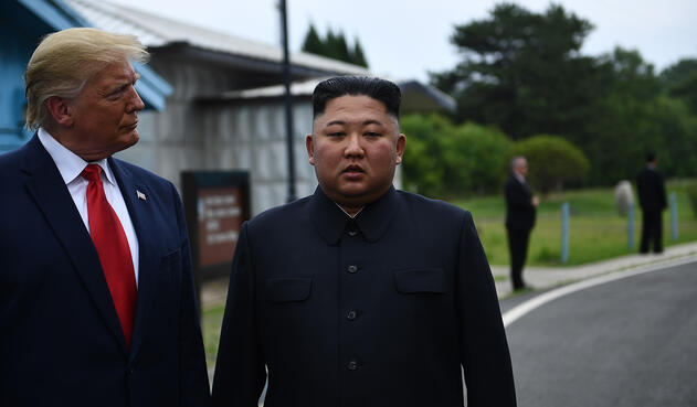 Donald Trump y Kim Jong-un reunidos en la Zona Desmilitarizada (DMZ), que separa las dos Coreas desde el final de la guerra de Corea (1950-53)