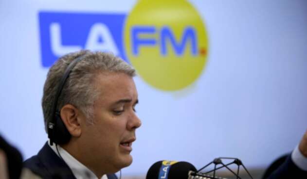 El presidente, Iván Duque, en la mesa de trabajo de LA FM