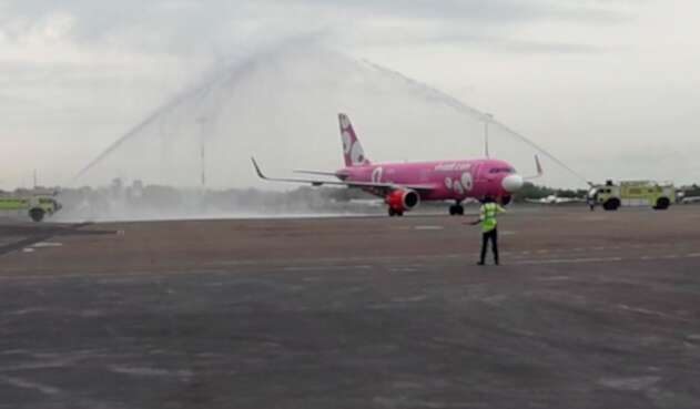 El avión rosado llamado Claudia Obando que llegó desde Lima a Cartagena