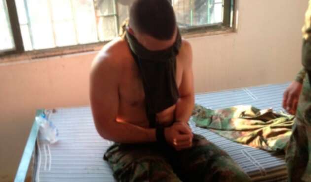 Foto publicada por Esteban Santos, hijo del expresidente Juan Manuel Santos, a propósito del entrenamiento militar que tuvo