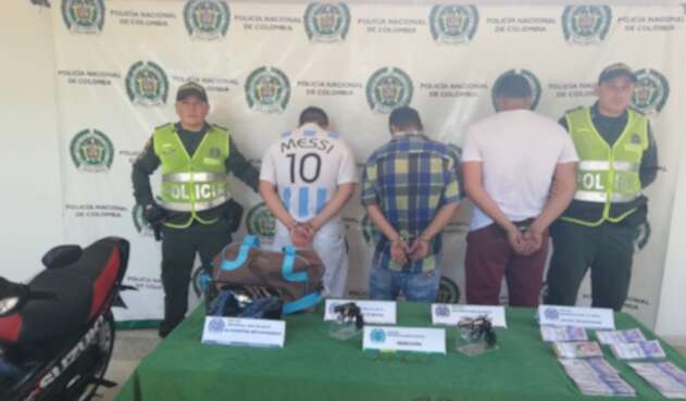 Los sujetos portaban armas de fuego.