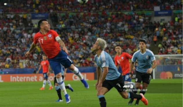 Gary Medel con la selección chilena en partido contra Uruguay Gary Medel con la selección chilena en partido contra Uruguay