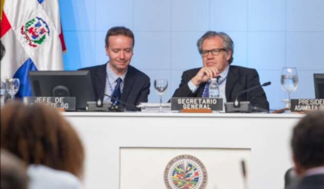 Gonzalo Koncke, jefe de gabinete del secretario general de la OEA, junto a Luis Almagro, secretario general de la OEA, en Santo Domingo (República Dominicana), el 15 de junio de 2016