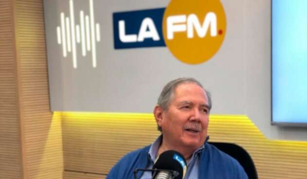 Guillermo Botero, ministro de Defensa, en la mesa de trabajo de LA FM