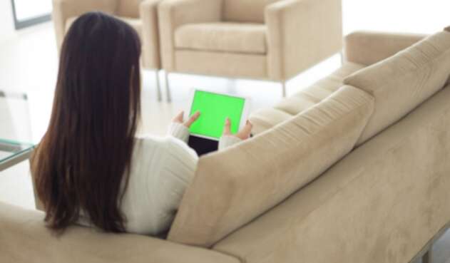 Una joven atiende una lección en su tablet