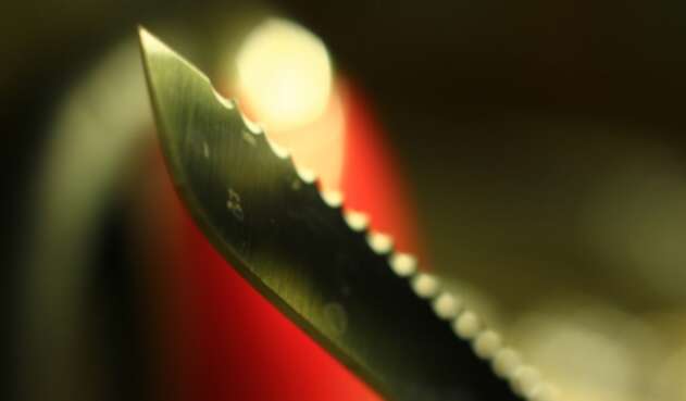 El hombre atacó con arma blanca a su esposa. Cuchillo . Navaja . Puñal . Puñalada