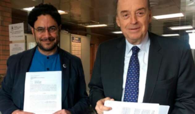 Iván Cepeda y Álvaro Leyva con la tutela que radicaron contra el presidente Iván Duque, en Bogotá