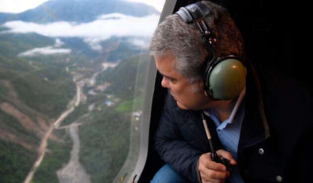 El presidente de la República, Iván Duque, sobrevolando la vía Bogotá-Villavicencio, el 5 de junio de 2019