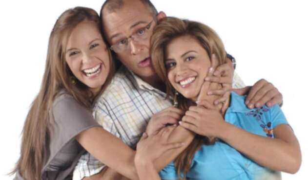 Jota Mario Valencia junto a Laura Acuña y Jessica Cediel