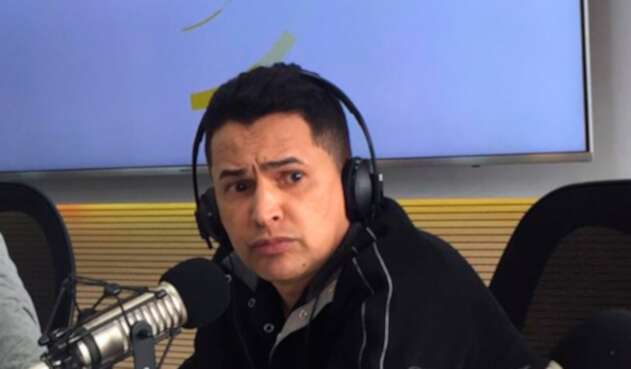 Jorge Celedón, cantante vallenato, en la mesa de trabajo de LA FM