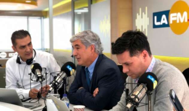 William Calderón, Juan Pablo Uribe y Luis Carlos Vélez en la mesa de trabajo de LA FM