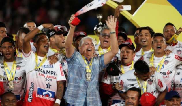 Julio Comesaña celebrando con Atlético Júnior el novelo título, logrado en el Estadio El Campín, en Bogotá
