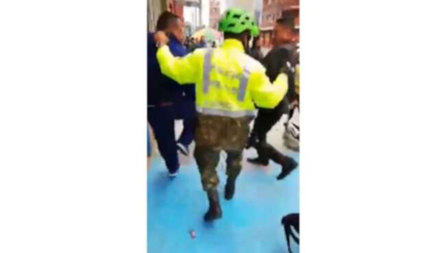 A un ladrón de bicicletas lo salvó un militar de ser linchado en pleno centro de Bogotá. A un ladrón de bicicletas lo salvó un militar de ser linchado en pleno centro de Bogotá.