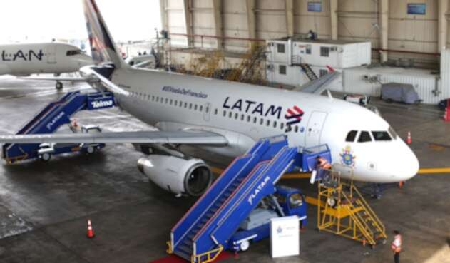 Un avión de Latam Airlines en el Aeropuerto Internacional Jorge Chávez, principal terminal aérea del Perú, ubicada en la ciudad del Callao