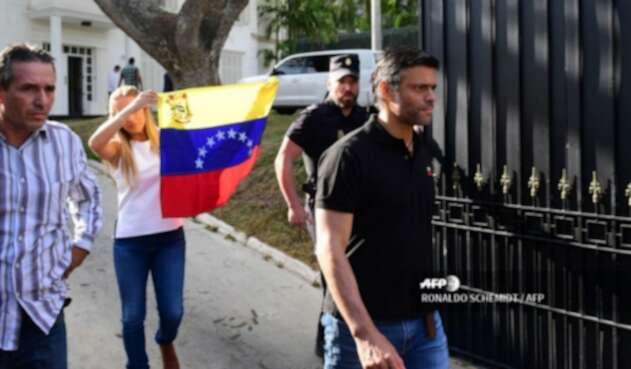Lilian Tintori detrás de su esposo Leopoldo López