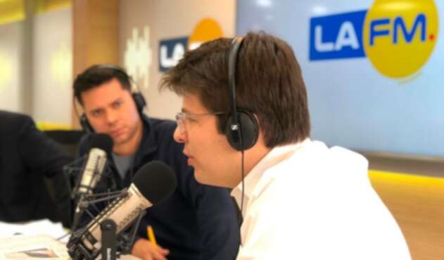 Miguel Uribe Turbay, candidato a la Alcaldía de Bogotá, entrevistado por Luis Carlos Vélez, director del noticiero de LA FM