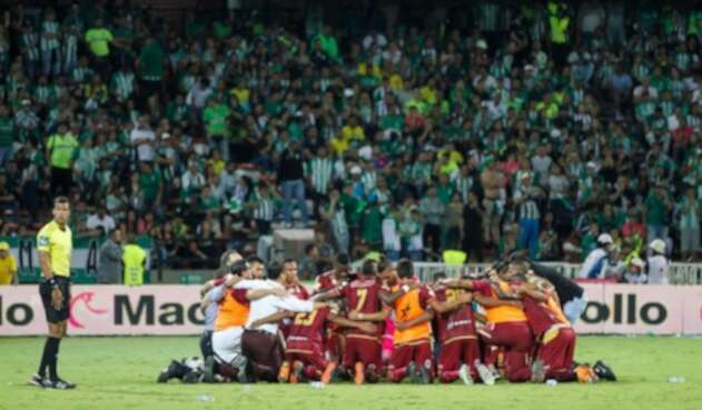 Deportes Tolima. Deportes Tolima enfrentando a Atlético Nacional en el Atanasio Girardot