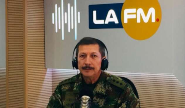El general Nicacio Martínez, comandante del Ejército, en la mesa de trabajo de LA FM