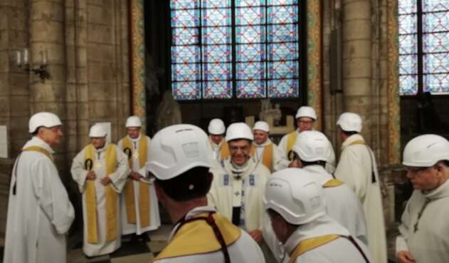 Sacerdotes oficiando misa en la Catedral de Notre Dame, en París