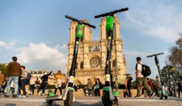 París reglamenta patinetas eléctricas