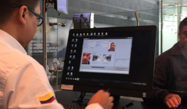 Migración Colombia durante labores de registro en el Aeropuerto El Dorado