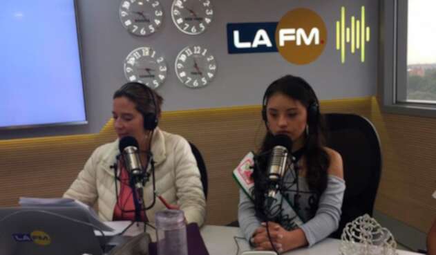 Cristina Plazas, integrante de la mesa de trabajo de LA FM, junto a Sofía Guzmán Agudelo, reina colombiana