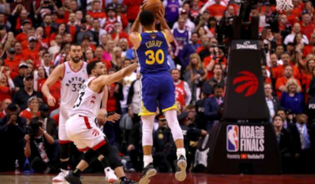 Stephen Curry anotando ante los Toronto Raptors, en el Scotiabank Arena de Toronto, en Canadá