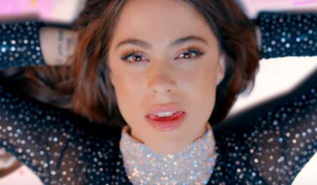 La cantante representa esta canción en un contexto diverso de colores, soledad y libertad.