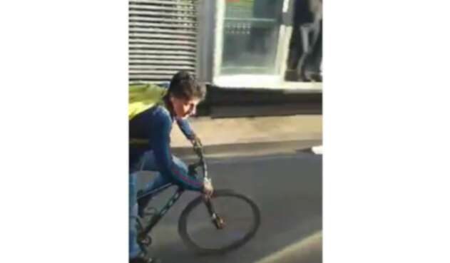 Así fue la imprudencia de un ciclista en Transmilenio.