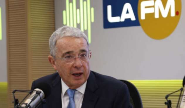 El expresidente Álvaro Uribe en la mesa de trabajo de LA FM, en Bogotá El expresidente Álvaro Uribe en la mesa de trabajo de LA FM, en Bogotá