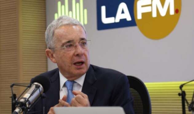 El expresidente Álvaro Uribe en la mesa de trabajo de LA FM