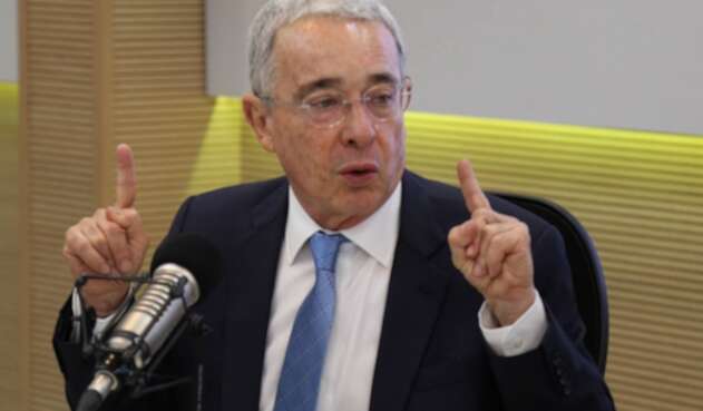 El expresidente Álvaro Uribe El expresidente Álvaro Uribe en la mesa de trabajo de LA FM, en Bogotá