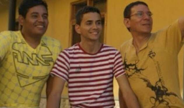 Alejandro, Álex y Manuel, la familia poliamorosa en Medellín. Alejandro, Álex y Manuel, la familia poliamorosa en Medellín.