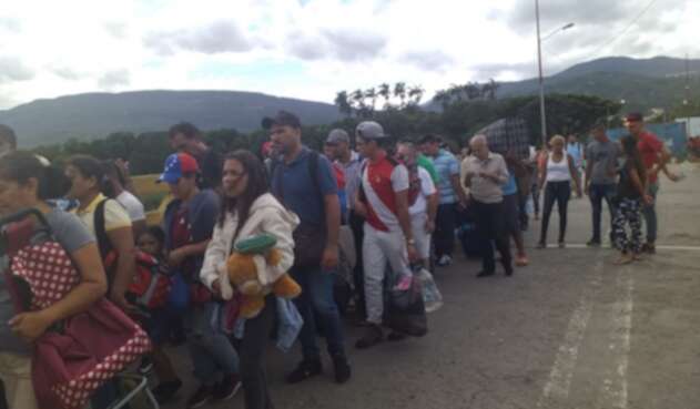 Persisten largas filas en pasos fronterizos entre Colombia y Venezuela
