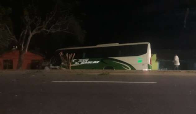 El bus terminó chocando contra la vivienda.