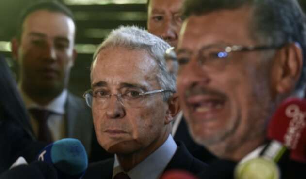 El senador Álvaro Uribe Vélez (c) y su abogado Jaime Granados (d).