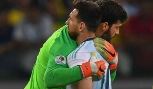 Alisson Becker y Lionel Messi al término del Brasil vs Argentina, por Copa América, en Belo Horizonte (Brasil)